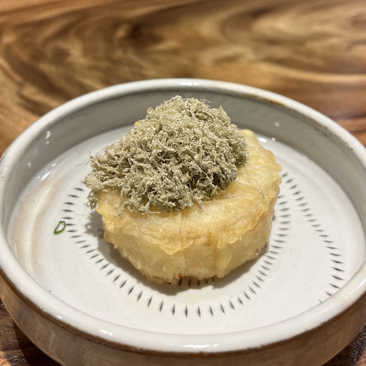 pys_jrnn's tweet photo. Hakata Tempura Nagaoka Ekkamai ร้านเทมปุระจากเมืองฟุกุโอกะมาเปิดที่เมืองไทยแล้ว แป้งบางกรอบอร่อยมาก แนะนำโอเด้งหัวไชเท้า เห็ดหอมกุ้ง ชีสกามองแบร์ทอด กินกับเลม่อนชูไฮเย็นๆ ดียยย์ จองผ่าน DM ในไอจีร้านได้เลยช่วงนี้ soft opening! https://t.co/tgOLob4IgU