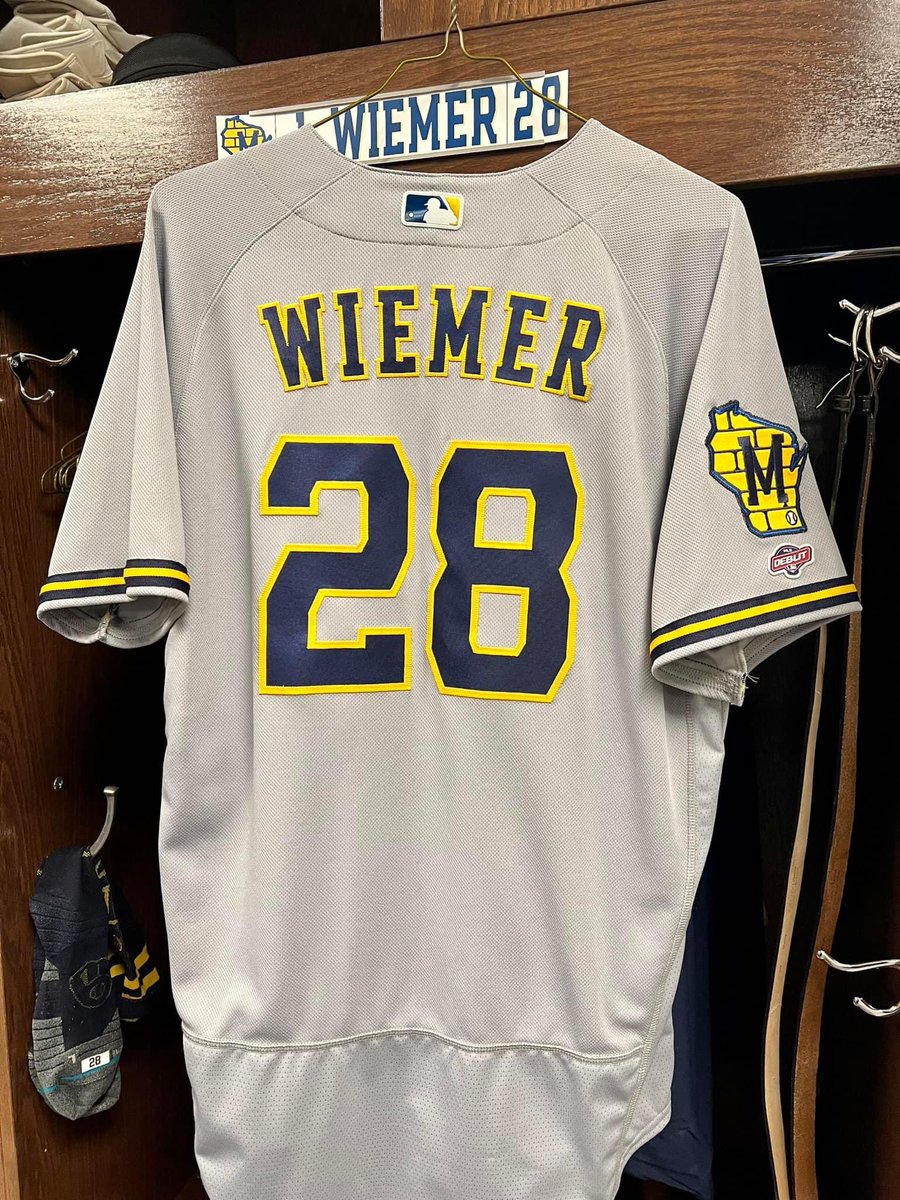 @JWiems17 #MLBdebut Let’s FREAKIN’ GOOOOoooooo 💙💛💙💛 #ThisIsMyCrew #ThisAZgirlLovesHerBrewCrew🌵 #YourTimeToShine