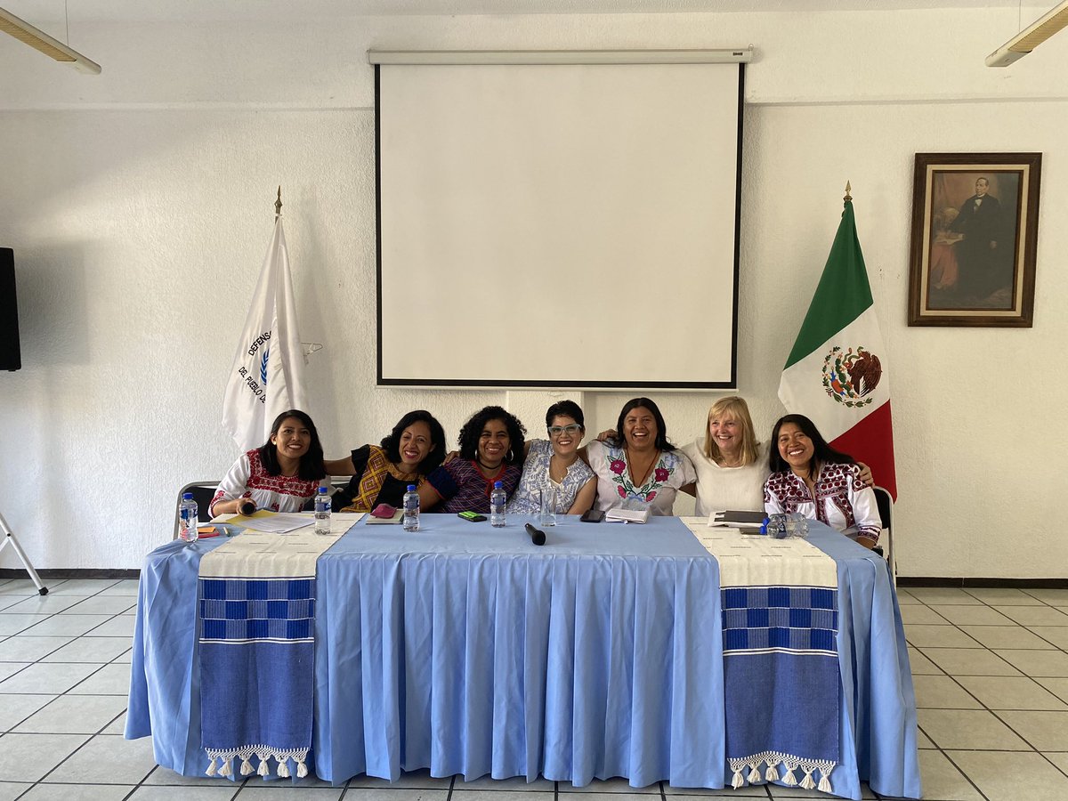 RSaberes's tweet photo. Concluimos la presentación y mesa de diálogo en torno a la Realización de las cápsulas radiofónicas en Didxazá del Istmo de Tehuantepec y en castellano con relación a la Violencia de obstétrica en Oaxaca. 

Gracias @GIRE_mx y también al @ISBeauvoir 💚 https://t.co/kDRpcO6l9x
