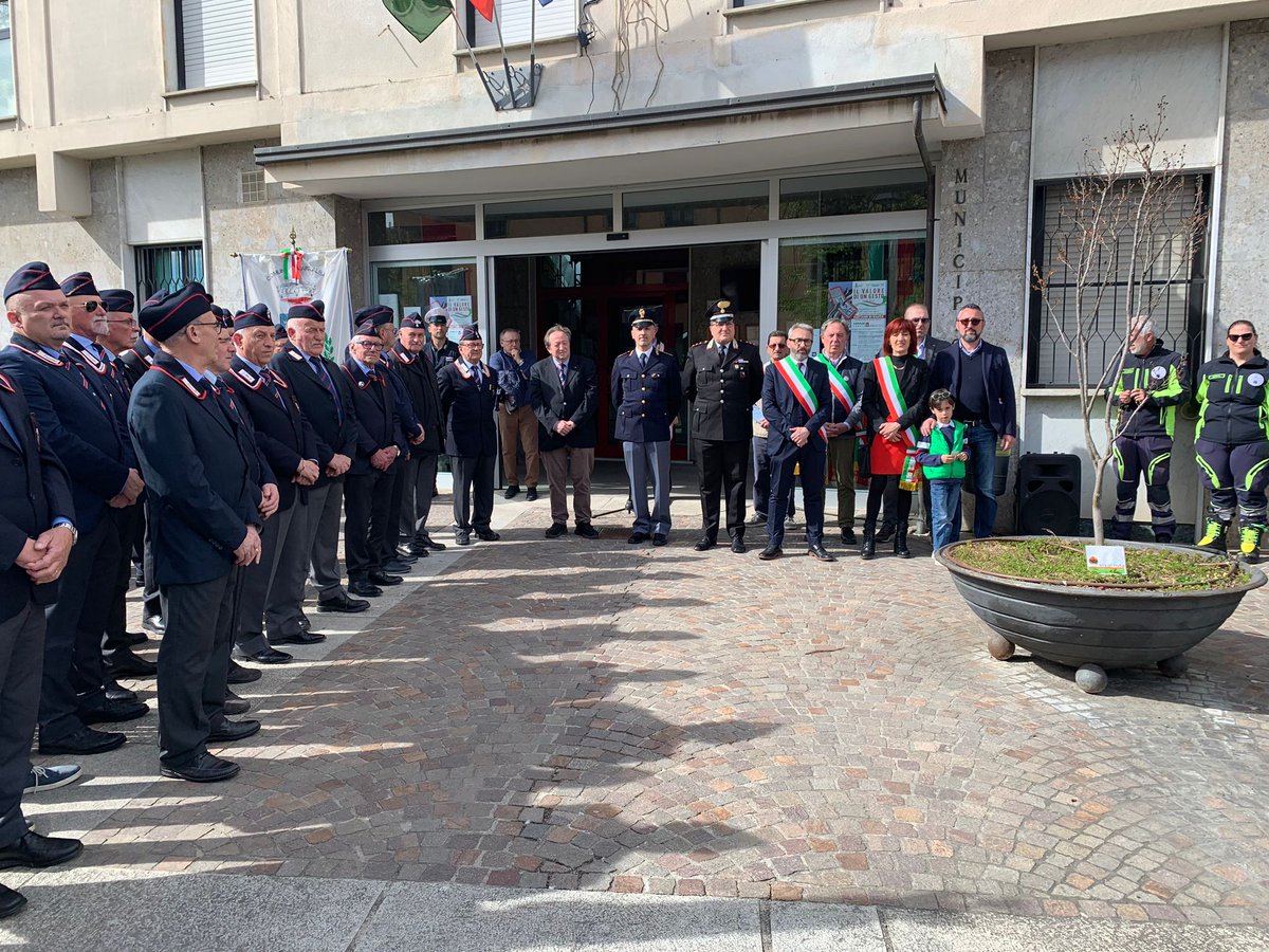 DamianoCattaneo's tweet photo. Il valore di un gesto

Il sacrificio di Gaetano non è dimenticato, a distanza di 45 anni il suo ricordo continua a far parte della memoria viva di questo paese. 

Commemorazione
45° anniversario del sacrificio del Brigadiere Gaetano Di Rauso.

#Capralba #Carabinieri 
#ilbriz https://t.co/bsJUXLqXXr