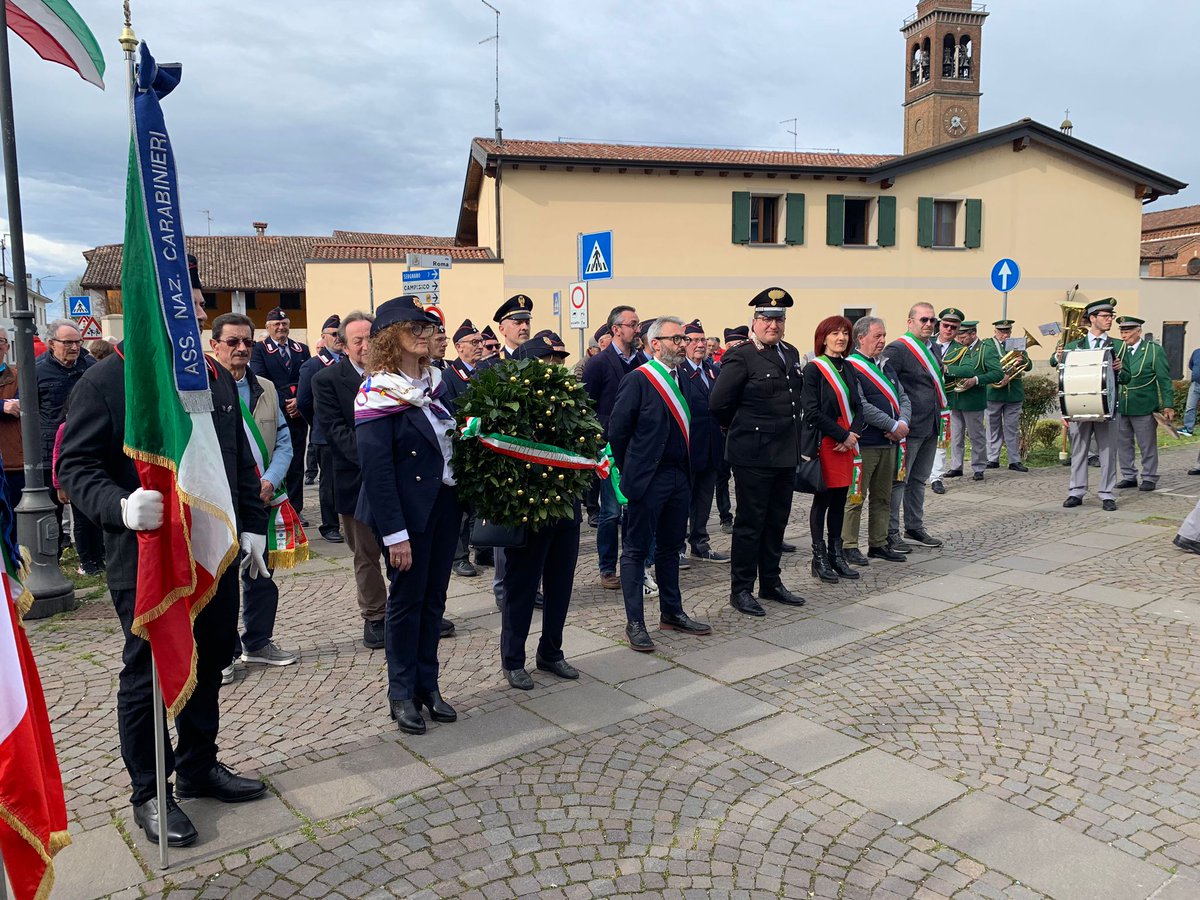 DamianoCattaneo's tweet photo. Il valore di un gesto

Il sacrificio di Gaetano non è dimenticato, a distanza di 45 anni il suo ricordo continua a far parte della memoria viva di questo paese. 

Commemorazione
45° anniversario del sacrificio del Brigadiere Gaetano Di Rauso.

#Capralba #Carabinieri 
#ilbriz https://t.co/bsJUXLqXXr