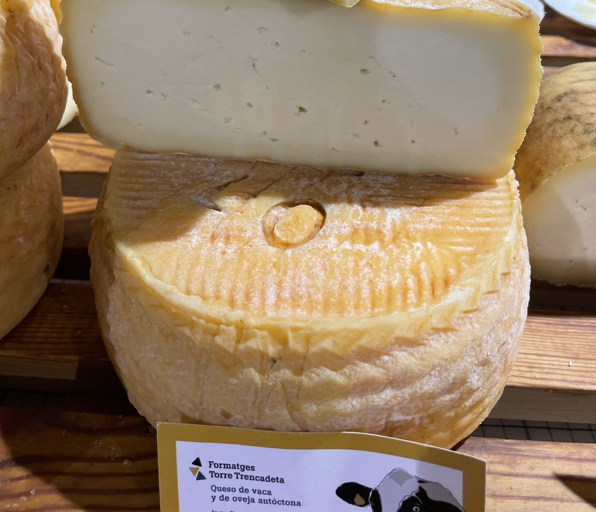 peppalau's tweet photo. Quin goig aquests quaranta petits productors mostrant la diversitat, la innovació i la qualitat dels seus productes en el primer dia de @firaarrels https://t.co/EPdm1V973q