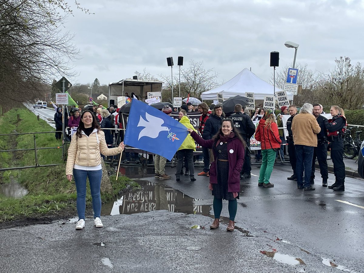 Bündnis gegen Rechts steht f. Krieg u. gegen Frieden.Demo gegen die „dieBasis“ in Braunschweig.50-70 Anhänger dieses „Bündnis der Ahnungslosigkeit“versuchten heute,den Parteitag der Partei zu stören.Der Dank geht an die örtliche Polizei #bündnisgegenrechts #diebasis #braunschweig