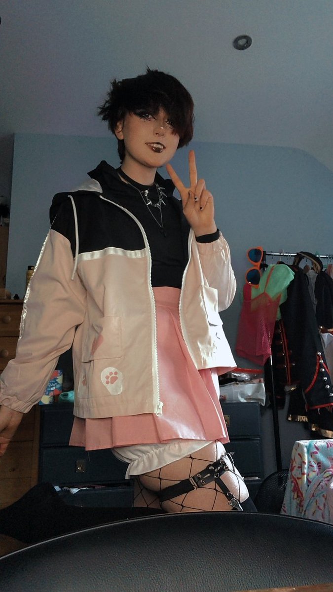 Void__Zer0's tweet photo. Unofficial Day 6: Pastel Goth. Bought a skirt and immediately changed into it lol #alt #ooc #femboy https://t.co/Ox4IGn7OEh