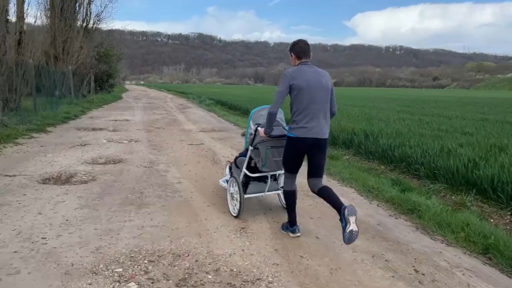 BFMParis's tweet photo. Un père de famille va participer au marathon de Paris avec sa fille atteinte du syndrome de Rett
https://t.co/kbgodGkvDp https://t.co/y90HxPglF4