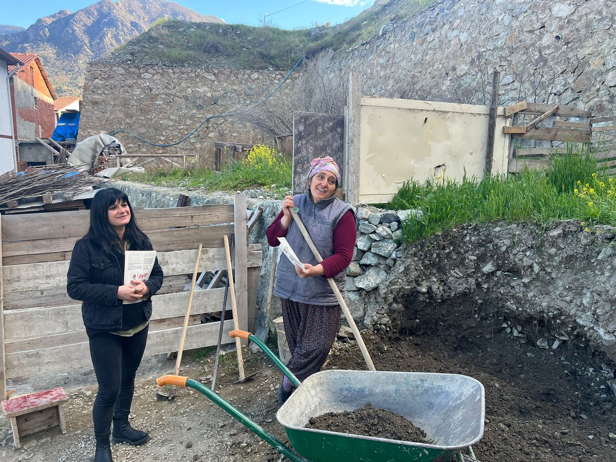 semrayvz84's tweet photo. Artvin köylerinde ev ziyaretlerine başladık. Çok iyi tepkiler aldık, çok güzel karşılandık. Bu halk kendi evlatlarını, kendi temsilcilerini, kendisi meclise taşımalıdır. 
#1oyErdoğanGitsinDiye1oyTKPye 
#TKPGelirHerŞeyDeğişir 
@Resulduran_08 
@tkpninsesi https://t.co/XqJ0h5ERhk