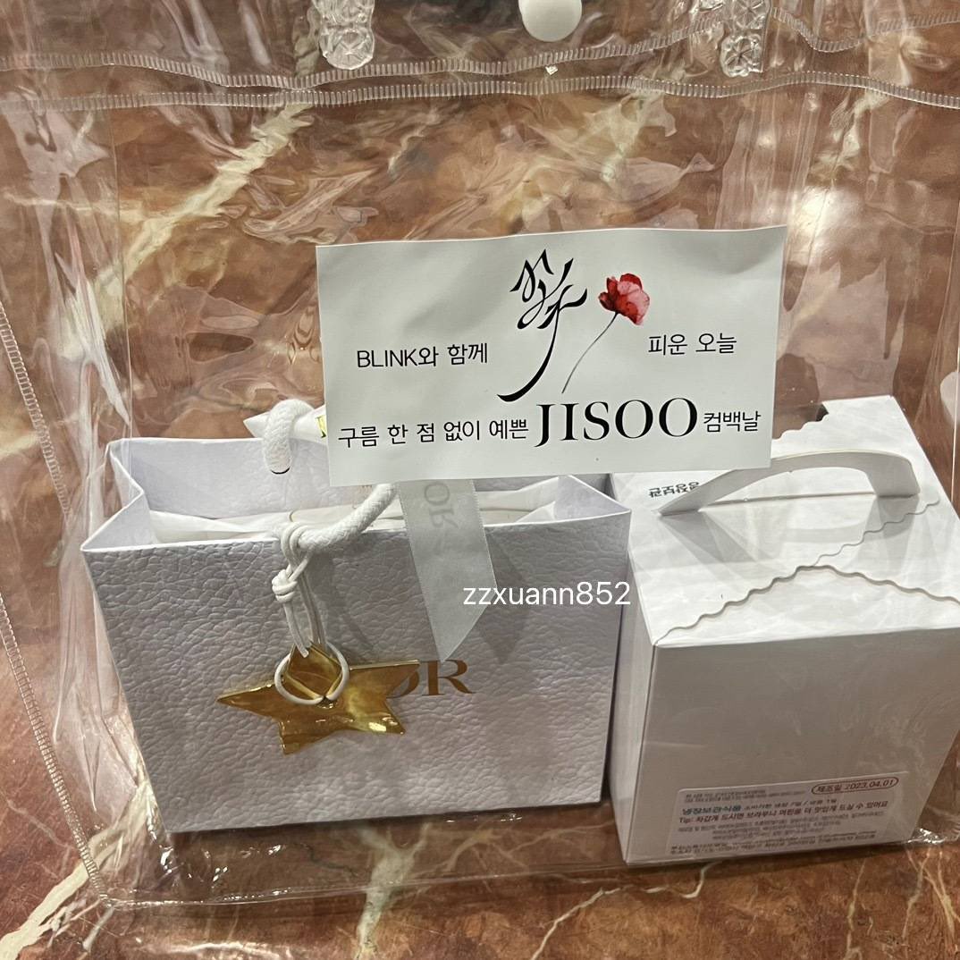 jisoop_'s tweet photo. ‘The choreo is very good.. really very good. At the start everyone is on the ground, Jisoo in the middle, as a whole it looks like a flower. The feeling is like the flower gradually blooms as the music starts. Jisoo also gets lifted at the chorus part’

#JISOO #BLACKPINK #FLOWER https://t.co/yi16bC7zh1