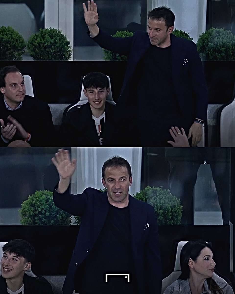 GoalItalia's tweet photo. Minuto 23 di #JuveVerona

Lo Stadium intona cori per #DelPiero: Alex è presente dopo tanto tempo nel suo vecchio stadio

Tutti in piedi per l'ex capitano bianconero: saluto e sorrisi

⚪⚫ https://t.co/bPNtklTePg