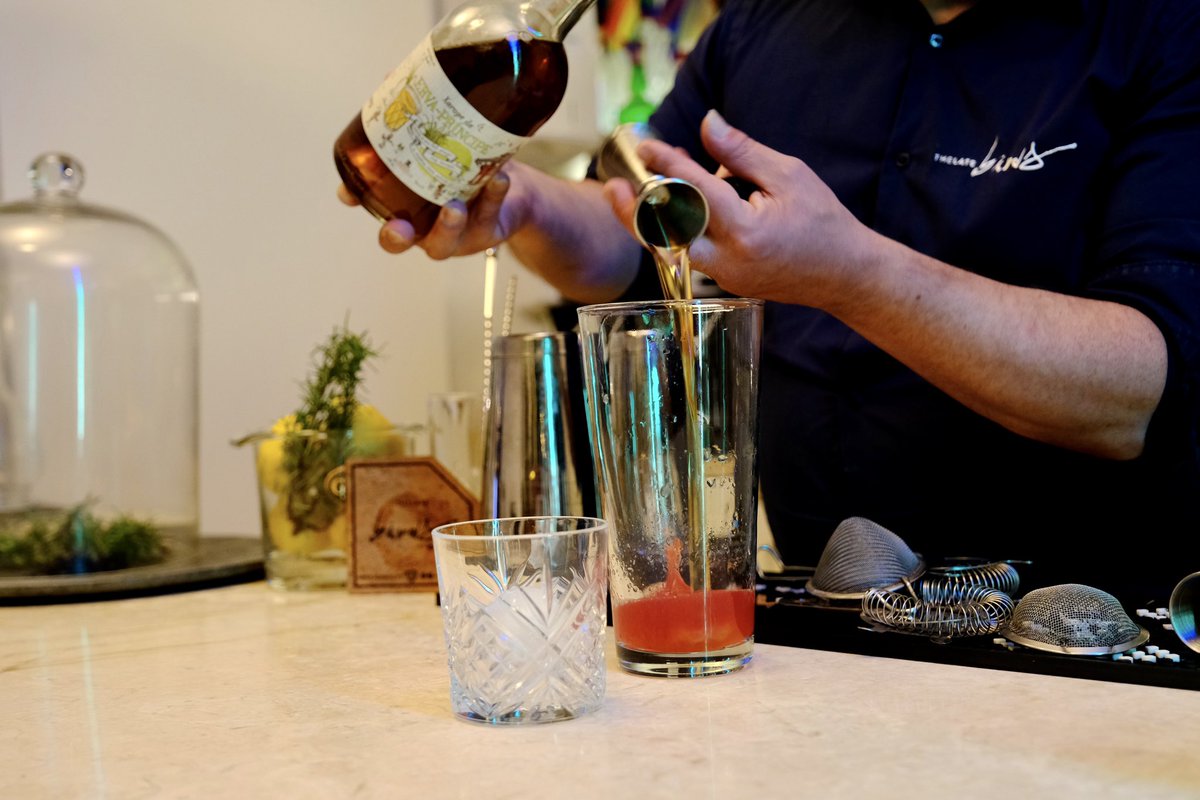 It's saturday night and our body is asking for a #CocktailTime! 🍋🍹
Our new signature cocktail ‘The Late Birds Lisbon’ is mixing lemon juice, gooseberry liqueur, lemongrass syrup and cachaça. So yummy😋! 
Do you fancy it? #gayhotel #gaylife
👉🏼thelatebirdslisbon.com