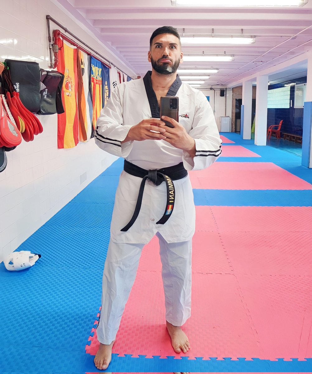 Dammian_tkd's tweet photo. Mi cara cuando me dijo el otro día un señor ¿cómo haces para pelear siendo gay?... Pues me quito lo gay y me lo pongo dependiendo de la actividad... 🥱🥱🥱🥱
Agotadaaaa me tienen. 😅 https://t.co/VDGnVCiXpB