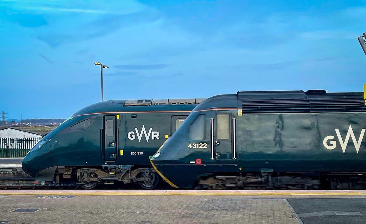 Grumbrela's tweet photo. Mind the generation gap.

📍#Bristol Temple Meads #Railway Station 

#change #railways #class800 #class255 #HST #intercity #train #trains #trainspotting #transport #travel #photo #photograghy @GWRHelp #gwr https://t.co/QI4CrwZJt8