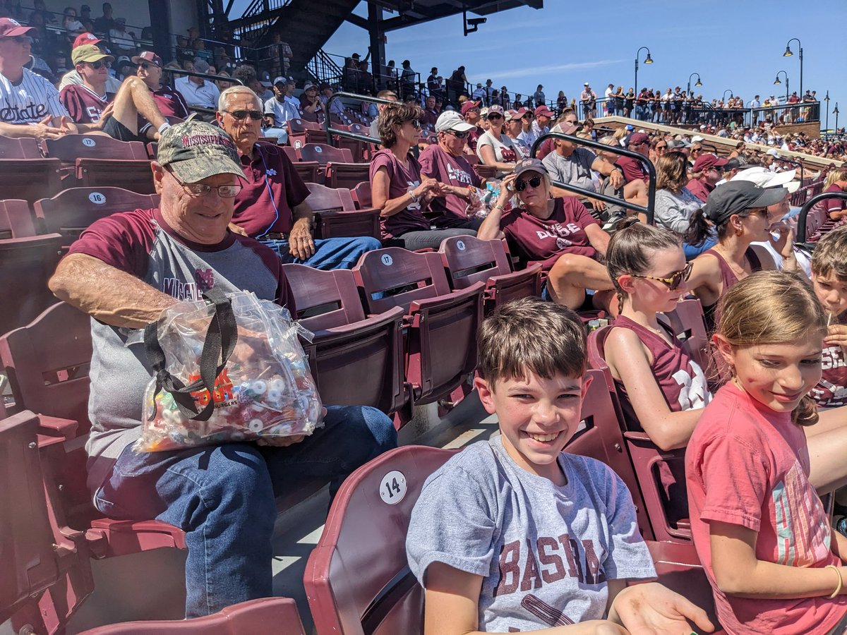 samhardin83's tweet photo. @msu_candyman in the house @HailStateBB #HailState https://t.co/BH1GneVn08