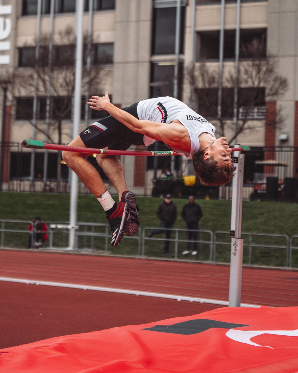 GoBearcatsTFXC's tweet photo. Another 🥇 for the Bearcats!! 

Chase VanSickle wins the men’s high jump after clearing a bar height of 2.05m/6’-8”!! 

#Bearcats https://t.co/4k303yONxZ