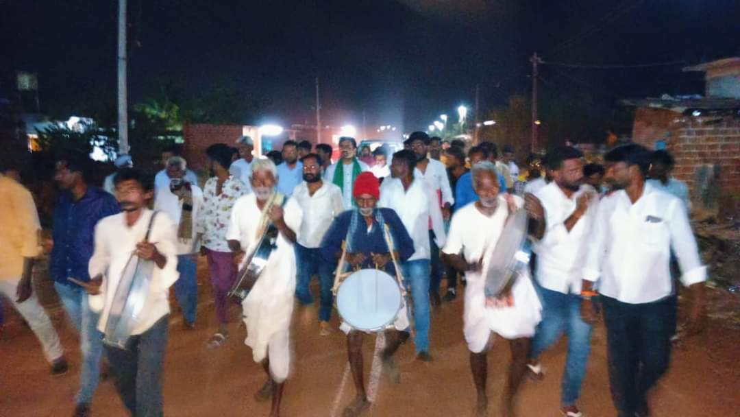 chandrasingh_23's tweet photo. ಬೀದರ್ ದಕ್ಷಿಣ ವಿಧಾನ ಸಭಾ ಕ್ಷೇತ್ರದ ಘೋಡಂಪಳ್ಳಿ ಗ್ರಾಮಕ್ಕೆ ಭೇಟಿ ನೀಡಿದ ಶ್ರೀ.ಚಂದ್ರಸಿಂಗ್ ರವರು ಬಂಡಾಯ ಕಾಂಗ್ರೆಸ್ ಅಭ್ಯರ್ಥಿಯಾಗಿ ಪ್ರಚಾರ ನಡೆಸಿದರು ಹಾಗೂ ಗ್ರಾಮದ ಅನೇಕ ಗಣ್ಯರು, ಮುಖಂಡರು, ಮಹಿಳೆಯರು ಮತ್ತು ಯುವಕರೊಂದಿಗೆ ಸಮಾಲೋಚನೆ ನಡೆಸಿದರು.
#chandrasingh #chandrasinghforbidarsouth https://t.co/vBXVpHbpkB