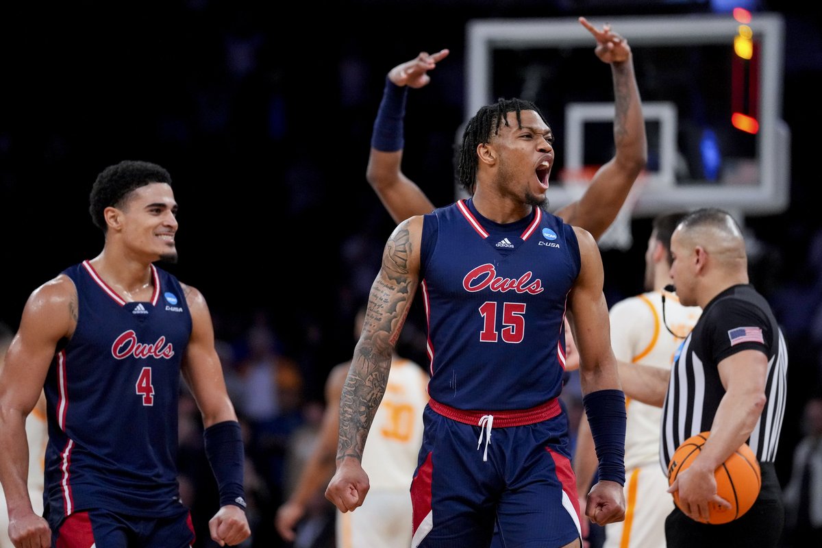 VSiNLive's tweet image. Men's NCAA Final Four is today and we have just the thing to kick it off right👇 

Take a look at @Josh_Insights #SharpReport to examine where smart money is leaning for the #FinalFour matchups today 👉 bit.ly/40qby2B

#MarchMadness #FinalFour #NCAA