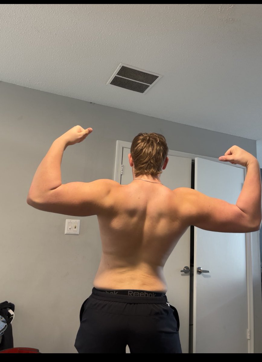 Don’t worry I got your back!! #fitness #gym #bodybuilding