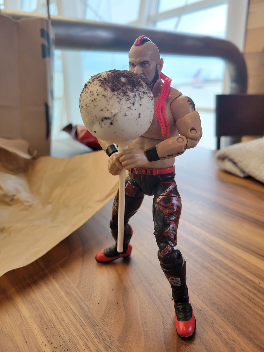 thora_thorsdott's tweet image. Since our flight to Phoenix is delayed, MiniHawk @LanceHoyt decided he needed to snack on a Starbucks cake pop!

#MiniHawk
#DelayedFlight
#CakePop
#SnackTime