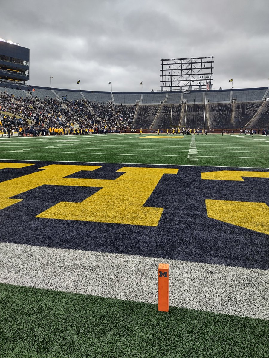 Coach_Griffin32's tweet photo. Checking out the University of Michigan spring game. #Blessed #MUFootball #GoCru #MichiganSpringGame https://t.co/XVT15noUDf