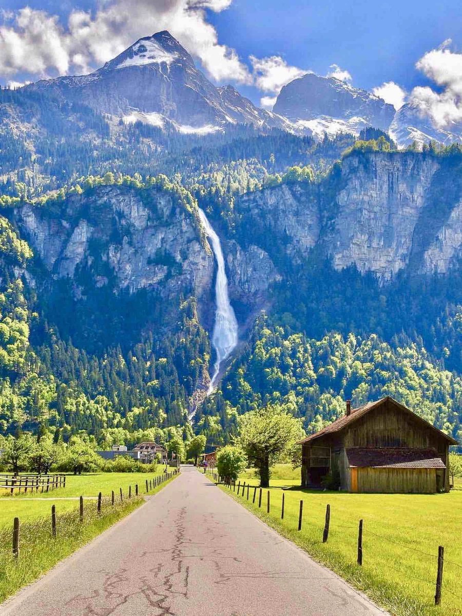 sweet123devil's tweet image. 🌟Must-see tourist attractions in Switzerland
1⃣️Experience the helicopter 🚁 at the Jungfraujoch, flying over Switzerland
2⃣️Watch the beautiful lakes and magnificent mountains of Zurich🏔️

3⃣️Take a small train🚞Watch the Jungfrau or Schilthorn in Interlaken⛰️