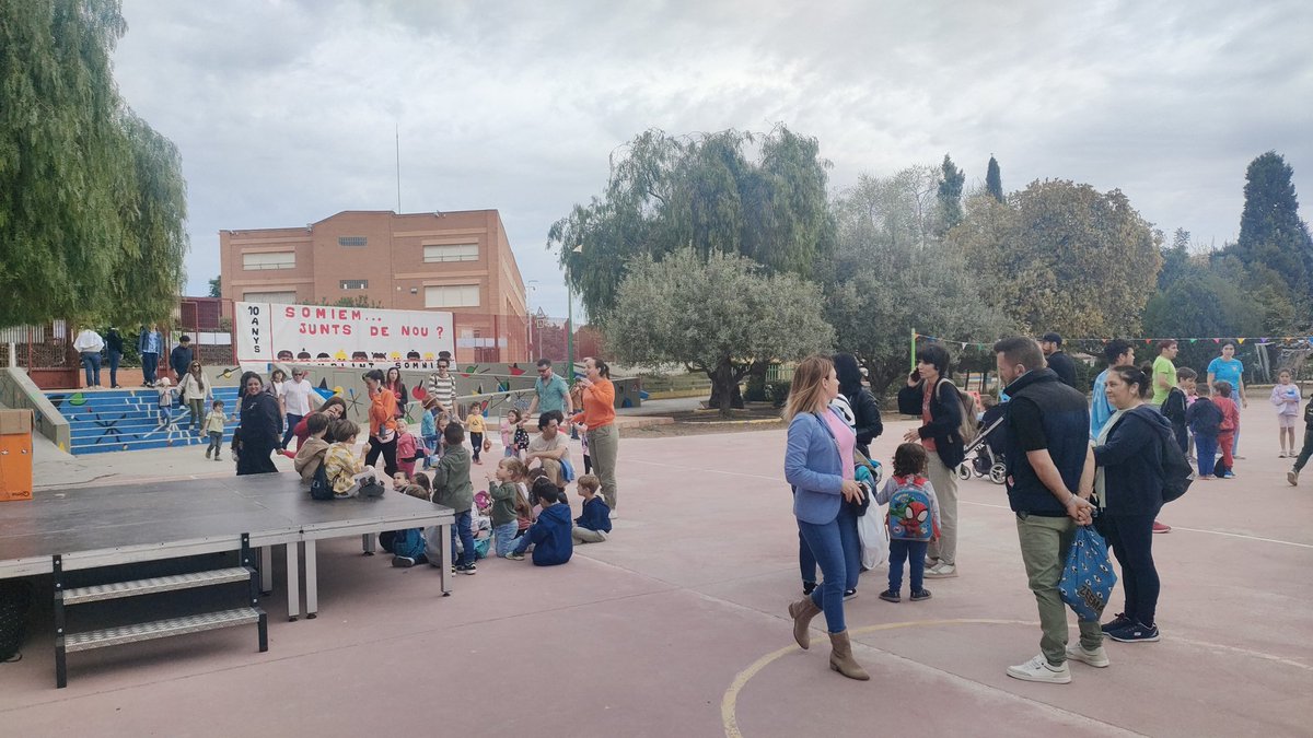 xavibellot's tweet photo. Vore tanta gent de la comunitat d'aprenentatge assistint, participant i reflexionant ha sigut una passada. Orgullós d'esta escola i del que, entre totes, estem construint, amb menció especial del treball de l'AMPA i la implicació de mares i pares en l'organització. https://t.co/3vnPsW72GF