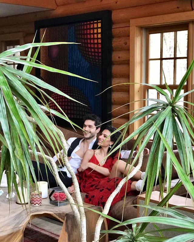 egodizibrasil's tweet photo. 🚨 !!!
#MelisaAsliPamuk e #AlperenDuymaz vão estampar a capa de revista Hello Magazine novamente. Os atores que trabalham juntos no sucesso #EGO, estarão posando juntos pela segunda vez. 

fonte: https://t.co/q3s3Z6TZsZ https://t.co/ZOZihFmxfJ