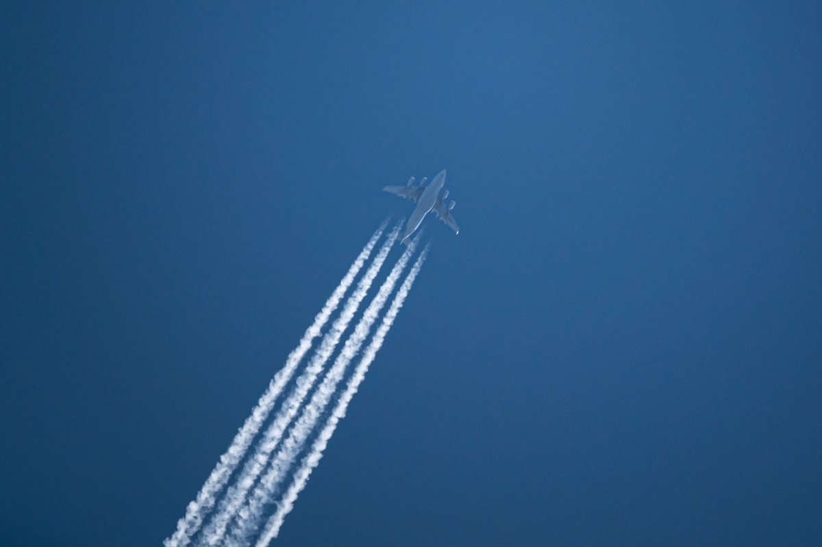 Skyworx_Media's tweet photo. A C-17 Globemaster III passed directly over the house at 34,000 feet. Shot it handheld a couple of days ago. #airplane #planewatching https://t.co/QHTAeSoon1