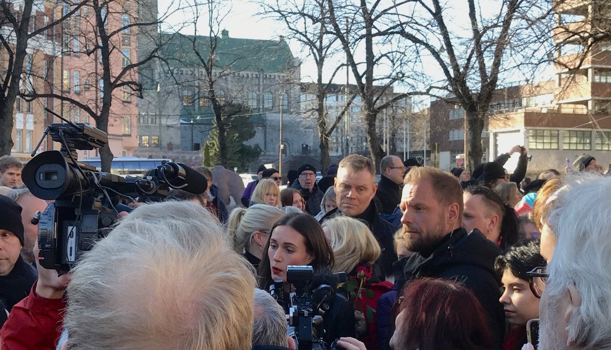kajo2cv's tweet photo. Karhupuistossa journalistien ja selfietä pyytävien keskellä tungoksessa @MarinSanna  huomasi vanhuksen pyörätuolissa. Hän tuli luokse, kumartui kyselemään kuulumisia ja kysyi, tahdonko ottaa kuvan. Tahdoin.
Sanna on Ihminen!

#karhupuisto #sdp #vaalit2023 #välittäminen #ihminen https://t.co/Kgf0U37EM9