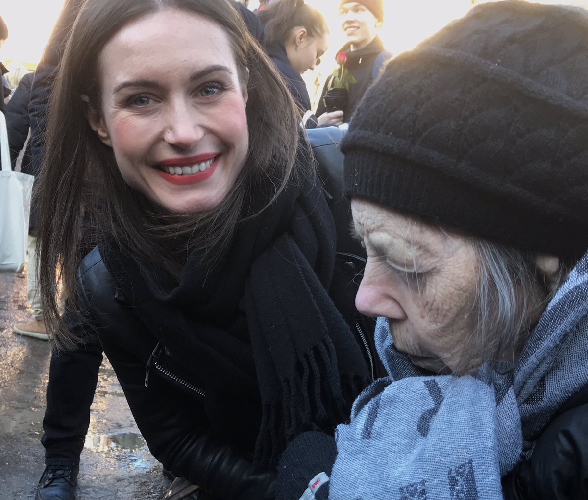 kajo2cv's tweet photo. Karhupuistossa journalistien ja selfietä pyytävien keskellä tungoksessa @MarinSanna  huomasi vanhuksen pyörätuolissa. Hän tuli luokse, kumartui kyselemään kuulumisia ja kysyi, tahdonko ottaa kuvan. Tahdoin.
Sanna on Ihminen!

#karhupuisto #sdp #vaalit2023 #välittäminen #ihminen https://t.co/Kgf0U37EM9