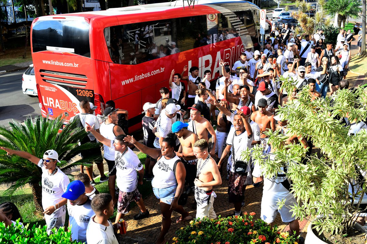 hesmeriz's tweet photo. Teve apoio da torcida da Ponte na saída do ônibus da concentração para o estádio. Logo mais a delegação chega ao Majestoso. #trmoises
📸Marcos Ribolli/ Especial PontePress https://t.co/6oqNnZadN2