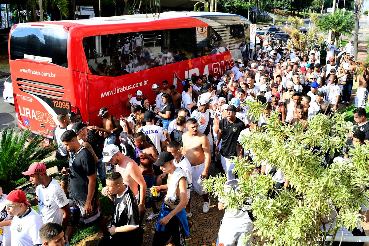 hesmeriz's tweet photo. Teve apoio da torcida da Ponte na saída do ônibus da concentração para o estádio. Logo mais a delegação chega ao Majestoso. #trmoises
📸Marcos Ribolli/ Especial PontePress https://t.co/6oqNnZadN2