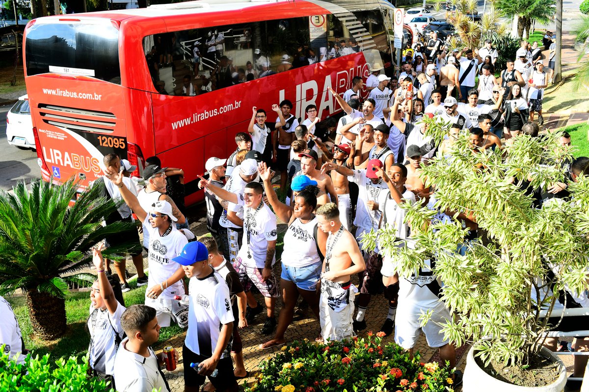 hesmeriz's tweet photo. Teve apoio da torcida da Ponte na saída do ônibus da concentração para o estádio. Logo mais a delegação chega ao Majestoso. #trmoises
📸Marcos Ribolli/ Especial PontePress https://t.co/6oqNnZadN2
