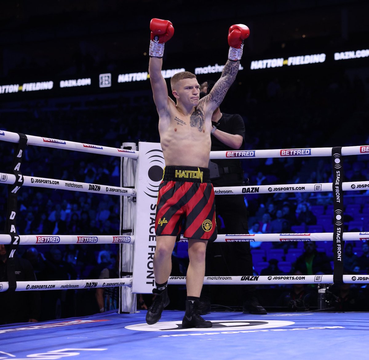 CampbellHatton's tweet photo. Hours of blood and sweat in the gym for moments like this. Keep the fights coming @EddieHearn! 💪🏻 https://t.co/lrmJpdqvnm