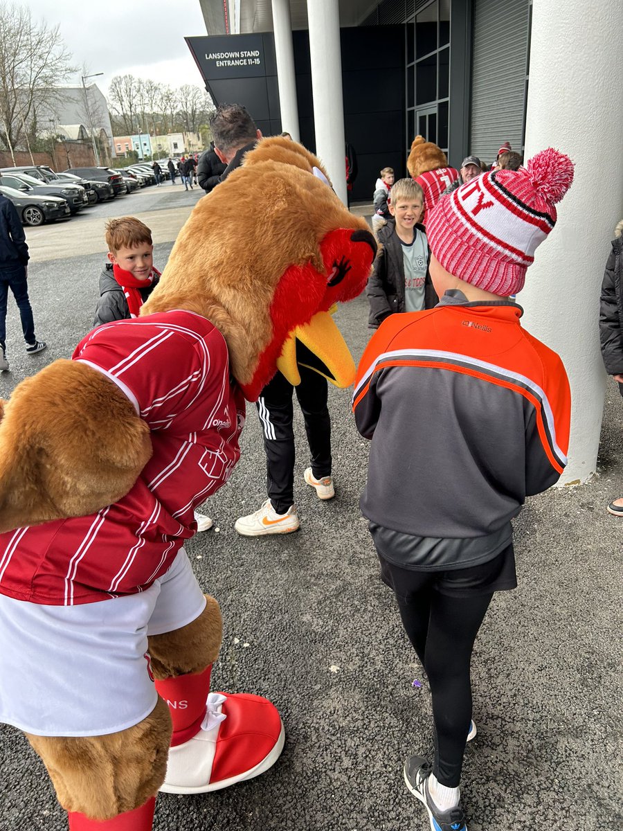 dave_stokes1's tweet photo. When Robyn the Mascot tried to have a bite of Harley’s burger before today’s match, there was only ever going to be one winner 😂😂 @BristolCity … #prematchfun https://t.co/iOx6oydjj5