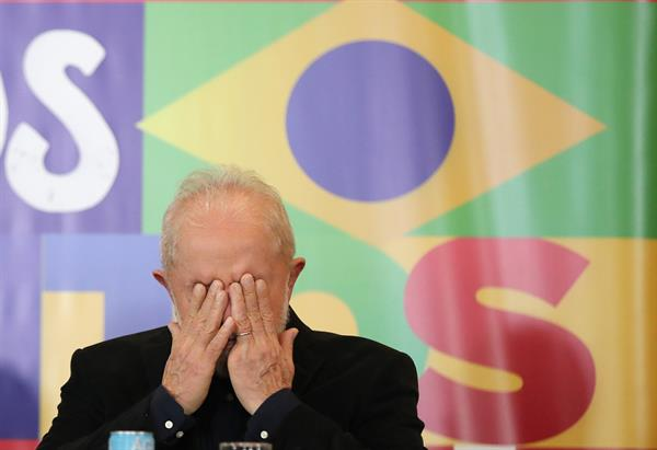 pmarcelo1972's tweet photo. É falsa a informação que Lula é o pai dos pobres.
A agência de checagem Alfred Newmann pesquisou e confirmou a falsidade nesta informação.
Na realidade, Luis Inácio Ladrão da Silva é o pai da MENTIRA.
#LulaDay1deAbril https://t.co/Ik89JZZNL0