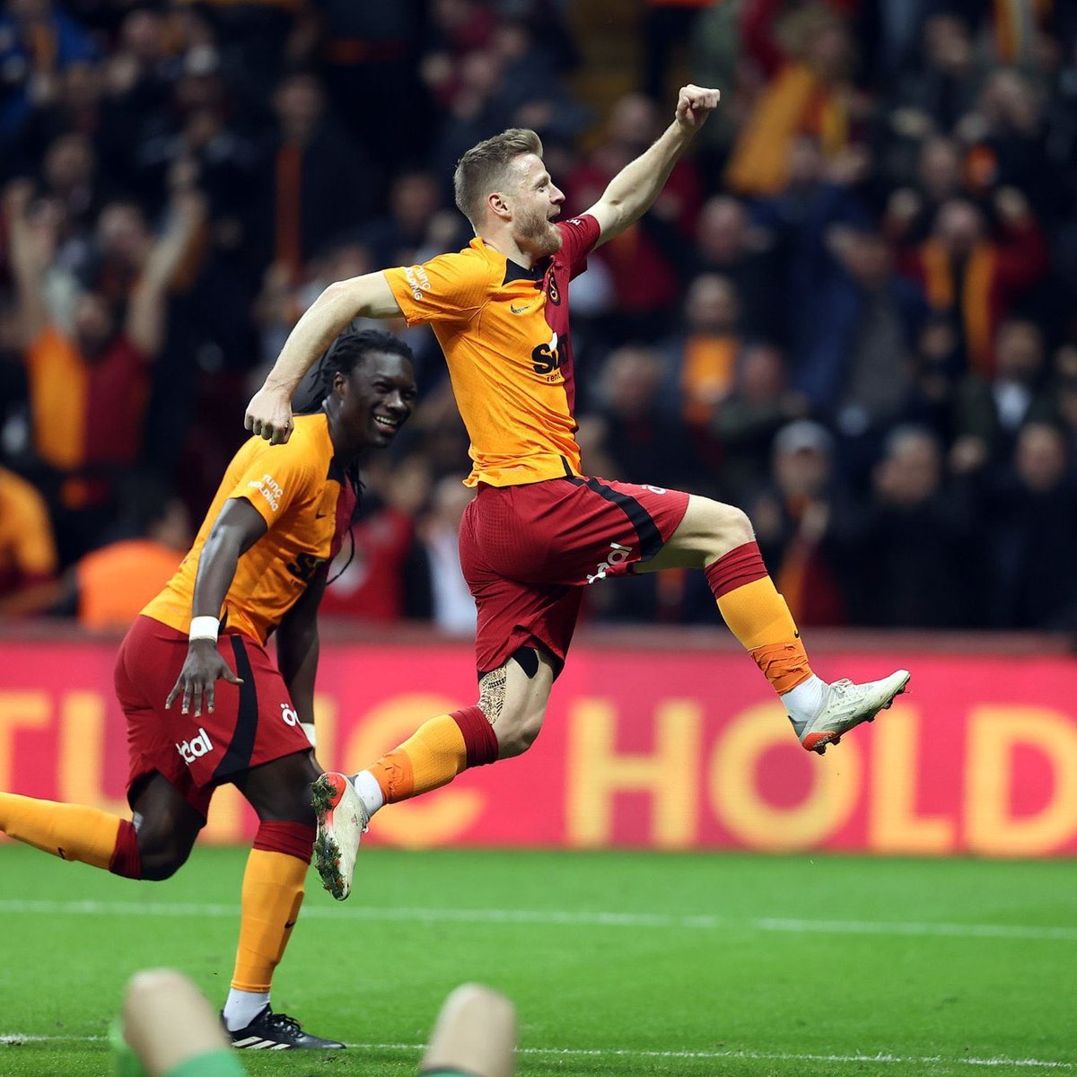 ultrAslan's tweet photo. BU TAKIM BU SENE
SÖKE SÖKE ŞAMPİYON! https://t.co/rOGCZ6oaHz