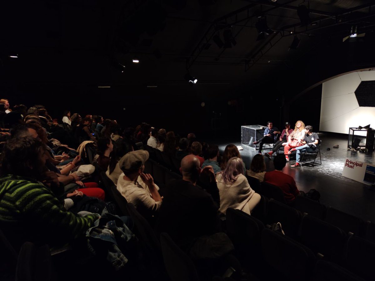 teatreprincipal's tweet photo. Entrades #exhaurides per a "Imaginaris monstruosos", una proposta de la companyia La Lioparda que ha comptat amb una Beca de Creació del @teatreprincipal 🔥
La primera funció ha arrencat una pluja d'#aplaudiments 👏 I en acabar, col·loqui Principal Plus! #EmocionsEnViu https://t.co/Y4jG40u4RF