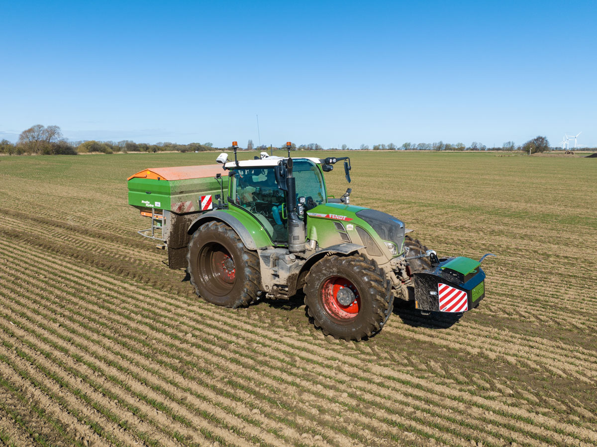 RockscapeCrowle's tweet image. Here is Richard out with the fert spreader and Yara N Sensor.  The N sensor allows us to tailor our applications based on the crop requirements and plant stance. 
#Rockscape #BritishFarming #NSensor #FertSpreading