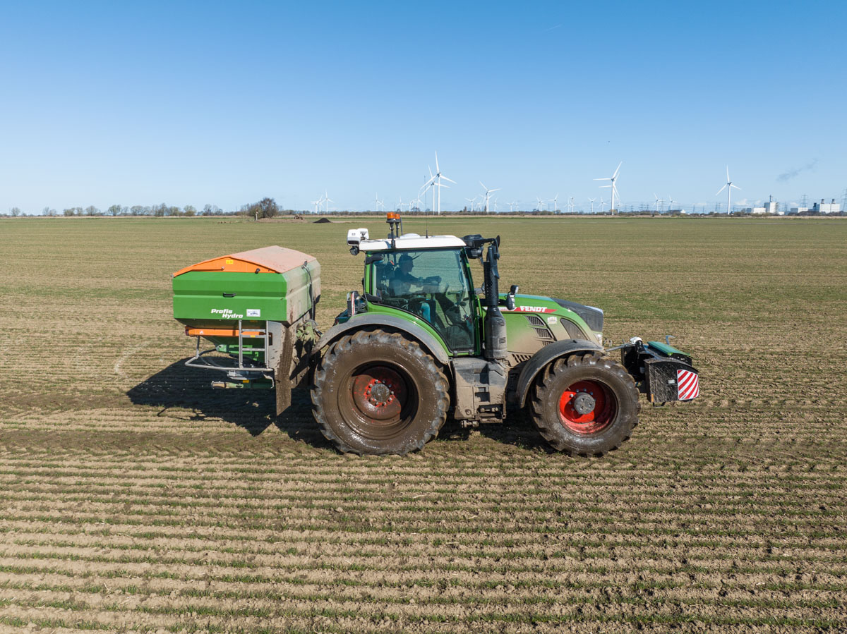 RockscapeCrowle's tweet image. Here is Richard out with the fert spreader and Yara N Sensor.  The N sensor allows us to tailor our applications based on the crop requirements and plant stance. 
#Rockscape #BritishFarming #NSensor #FertSpreading
