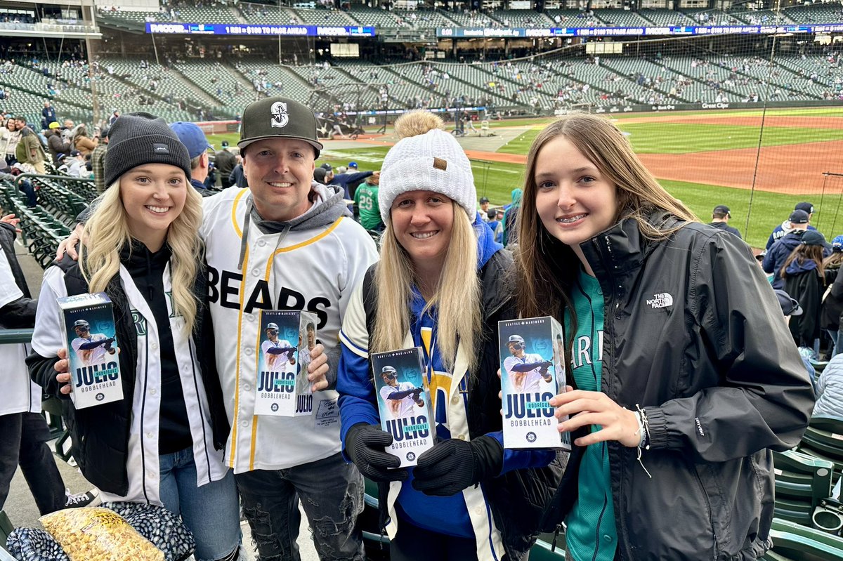 Hangin’ with <a href="/JRODshow44/">Julio Rodriguez🇩🇴🦁</a> &amp; 50K of our closest friends! ⚾️🔥⚾️🔥 #SeaUsRise
