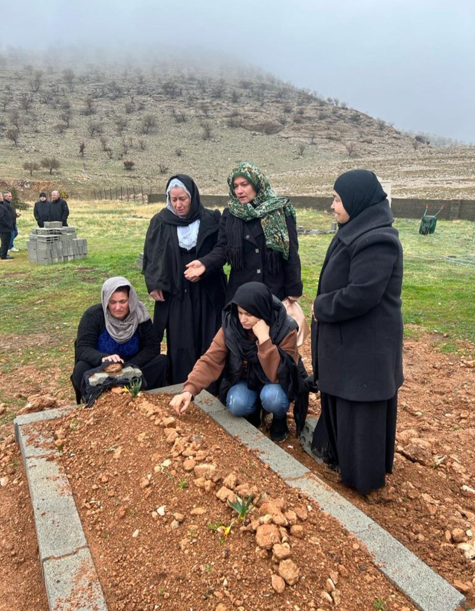 Anıyoruz sizi her zaman her an. Sonra bir hüzün çöküyor ruhumuza , gözlerimiz doluyor, boynu bükük kalıyor her cümlemiz.Sizi her andığımızda birinizin aniden gidişi birinizin de günden günden erimesi tekrar tekrar ciğerimizi yakıyor.Mekanınız cennet olsunm😔29.01.23💔09.03.23