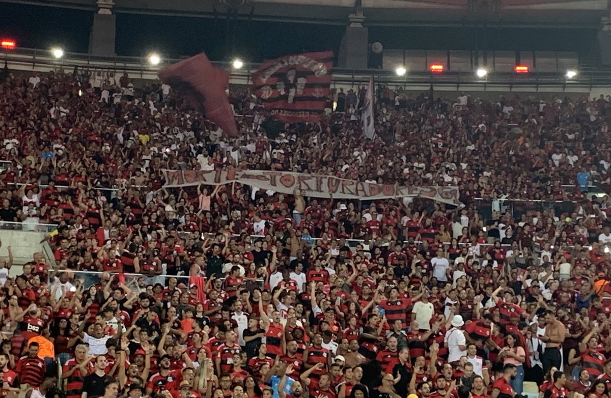 LeoPinheiro55's tweet image. Faixa exibida na torcida do Flamengo antes da bola rolar. 

“Morte aos torturadores de 64”.