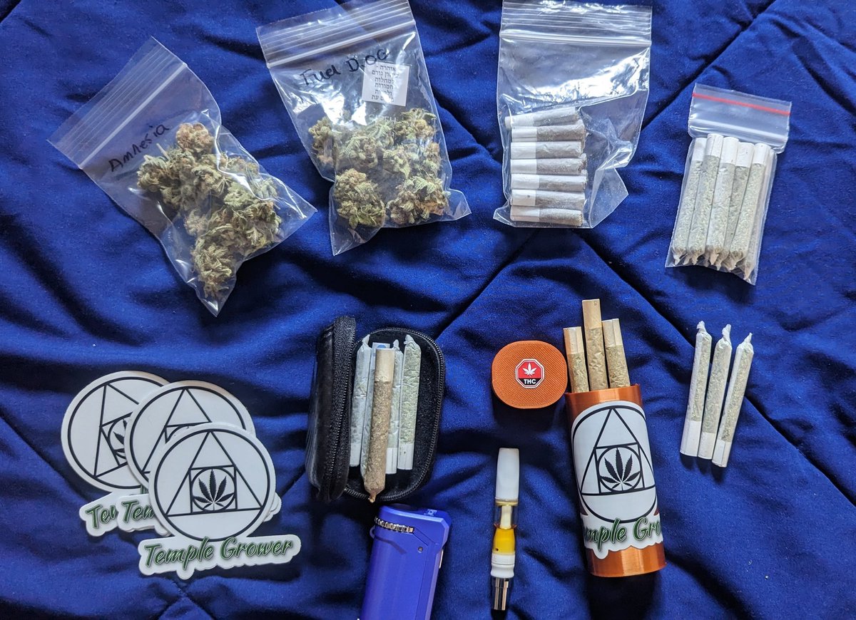 TempleGrower's tweet photo. If you're a #metal band playing Saskatoon be sure you're gonna get some #homegrown from yours truly. We don't get a ton of shows 'round these parts so it's always super appreciated if/when we do.🤘
#ShareYourOwn #Cannabis https://t.co/pp1eevmT1K