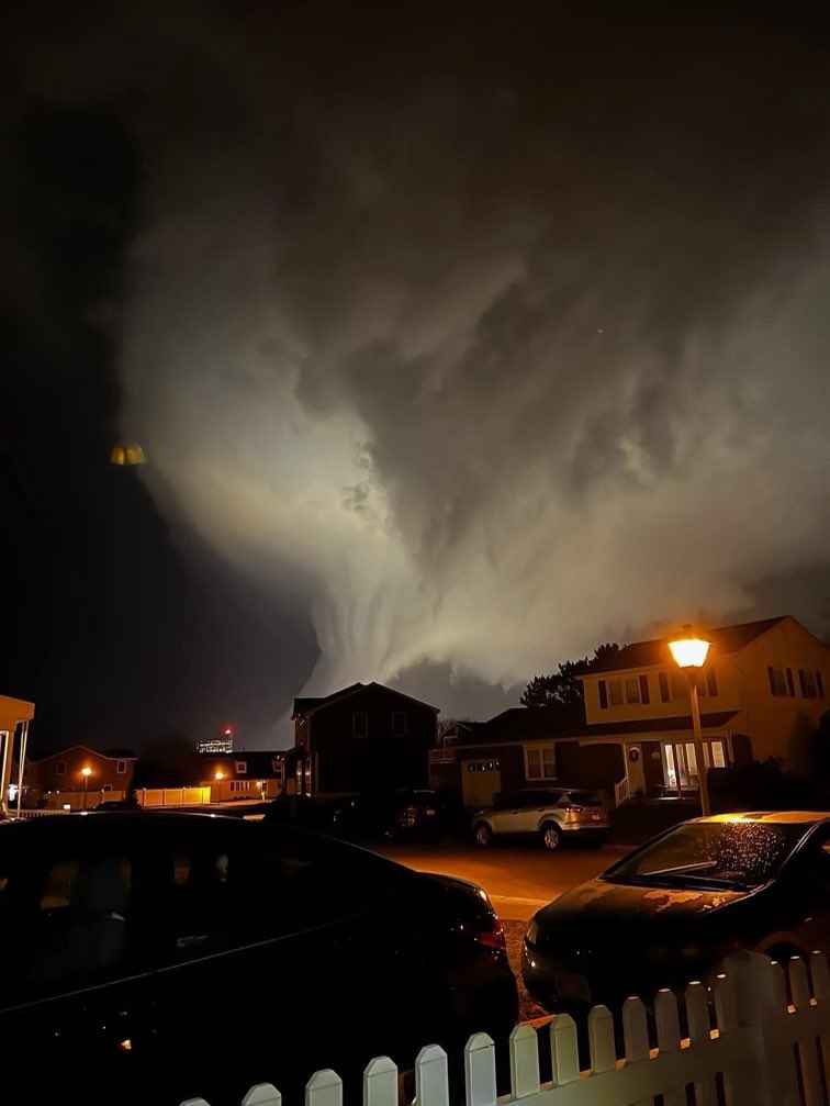 frankgargionewx's tweet photo. Brigantine, NJ possible tornado #njwx #tornado @NJWxNews @nynjpaweather https://t.co/6YHq5lIPpn