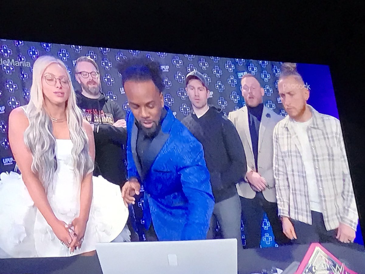 hazesoundwaves's tweet image. Nice UpUpDownDown with a Wrestlemania Look….DOPE!!! #upupdowndown #keepittight 🦄