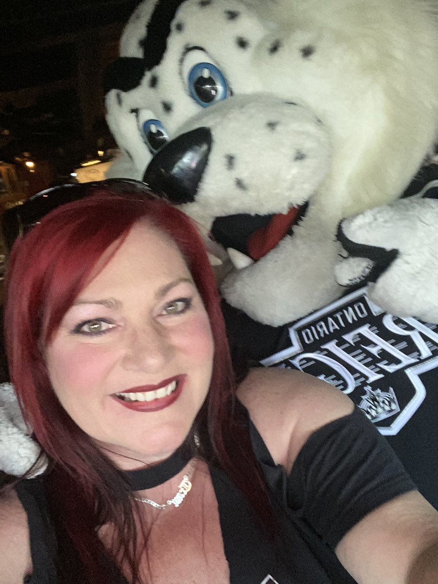 TrasiStarr's tweet photo. Look who came by our watch party??? @ontarioreign @KingstonReign @LAKings #GoKingsGo #caskcrew https://t.co/2Iu0N1cjfd