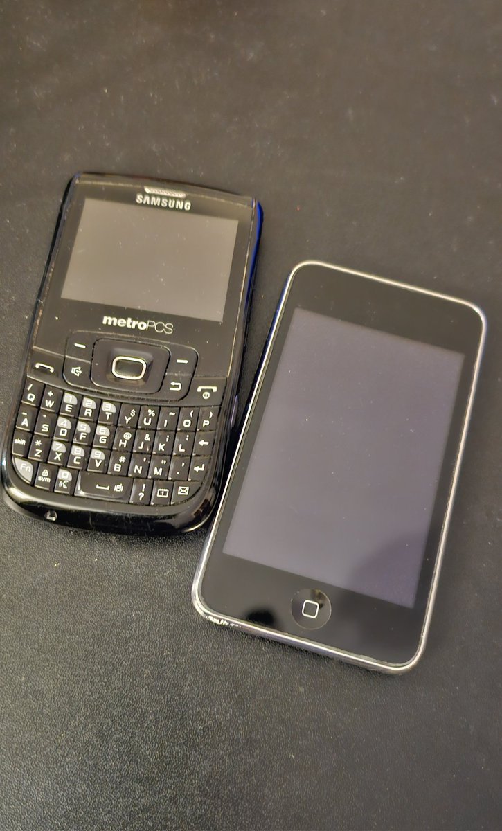 BlueBlurrBihh's tweet image. Boy I feel old...I remember carrying both of these back around 2009 🤦🏾‍♂️ ancient relics of technologies past at its finest 🥴🤣 #oldtech #ipodtouch #samsung #freeform2