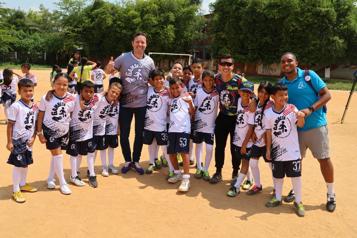 Unidades_UTS's tweet photo. #InfoUTS Nuestro rector #uteísta @olengerke estuvo en la IE Luis Carlos Galán Sarmiento del barrio Estoraques junto al staff de la fundación @gambeta_ong compartiendo con los niños y niñas y realizando un balance, que ha sido totalmente positivo. https://t.co/LPL6P37Xuy