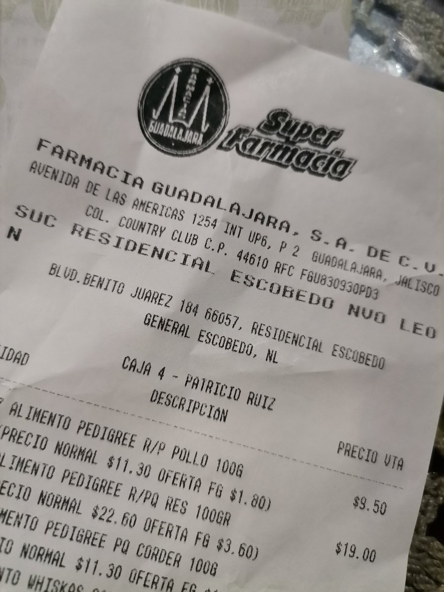 Karipunchis's tweet photo. @FarmaciasGdl No puede ser que no atendieron a 3 clientes por no tener feria (cambio) les pedían pagar con tarjeta porque no había llegado "Panamericano" y muchos clientes pagan con billetes grandes y ya se les acabó, dijeron... En realidad no saben administrar su morralla ❌👛 https://t.co/mPHawg8rXR