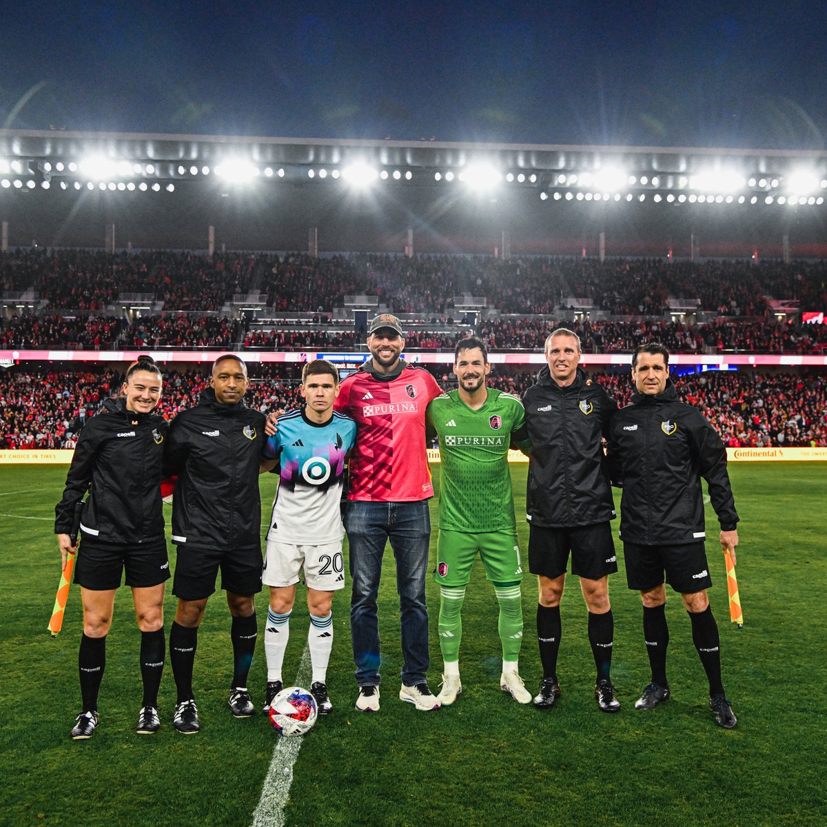 National Anthem 🤝  Coin Toss 

Is there anything Adam Wainwright can’t do?! 😍