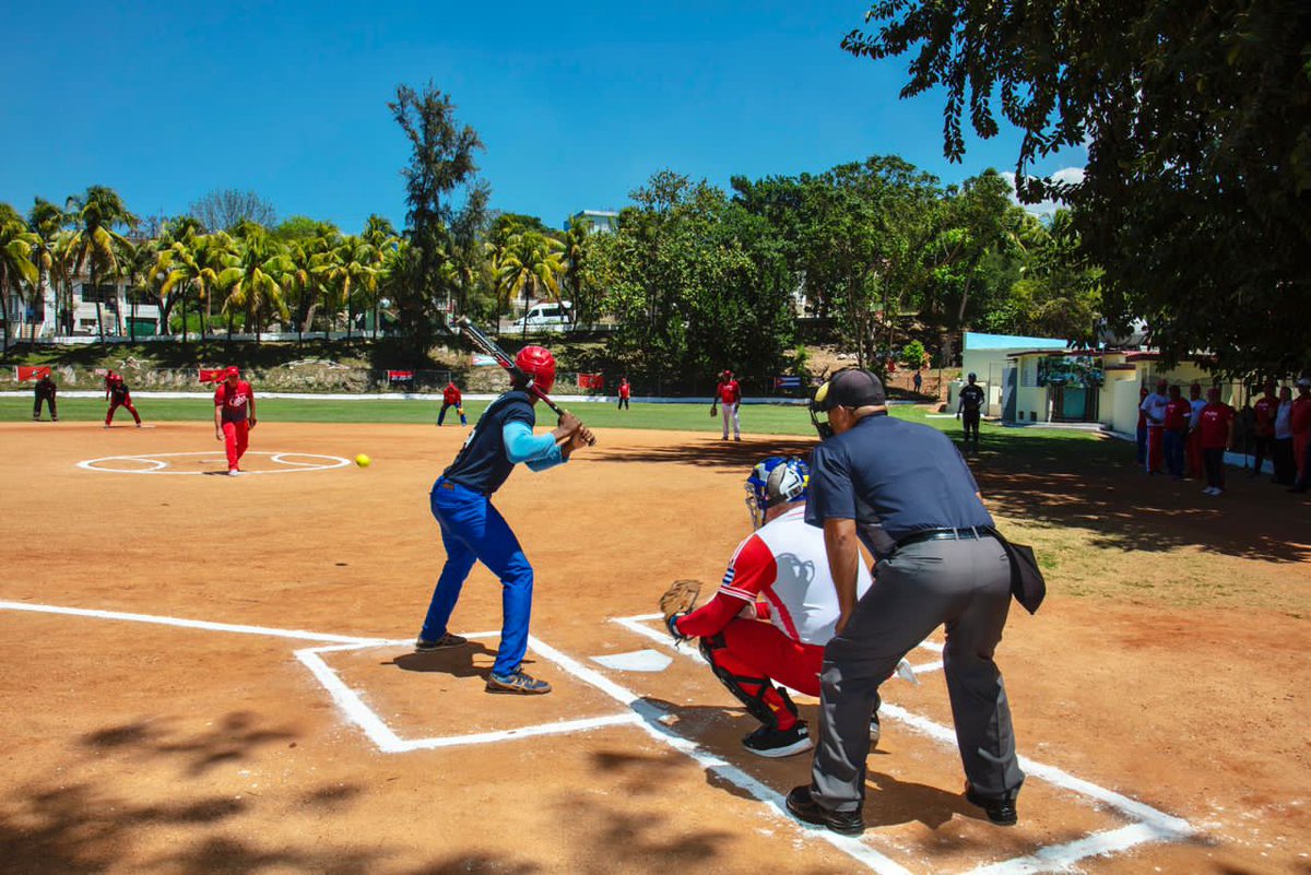 ⚾️| En el terreno, sólo en el terreno de pelota, la <a href="/UJCdeCuba/">UJC de Cuba</a> hoy contra el <a href="/PartidoPCC/">Partido Comunista de Cuba</a>.

Una hermosa tarde de esparcimiento entre veteranos y jóvenes. 

¡Y ganaron los primeros! 😍🤭💪